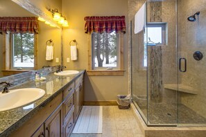 Douche, séchoir à cheveux, serviettes fournies