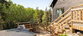 Lake retreat for 11 - enjoy jacuzzi & nature
