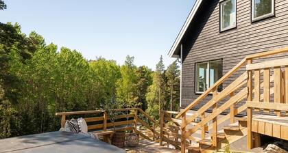 Lake retreat for 11 - enjoy jacuzzi & nature