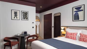 Egyptian cotton sheets, premium bedding, in-room safe, desk