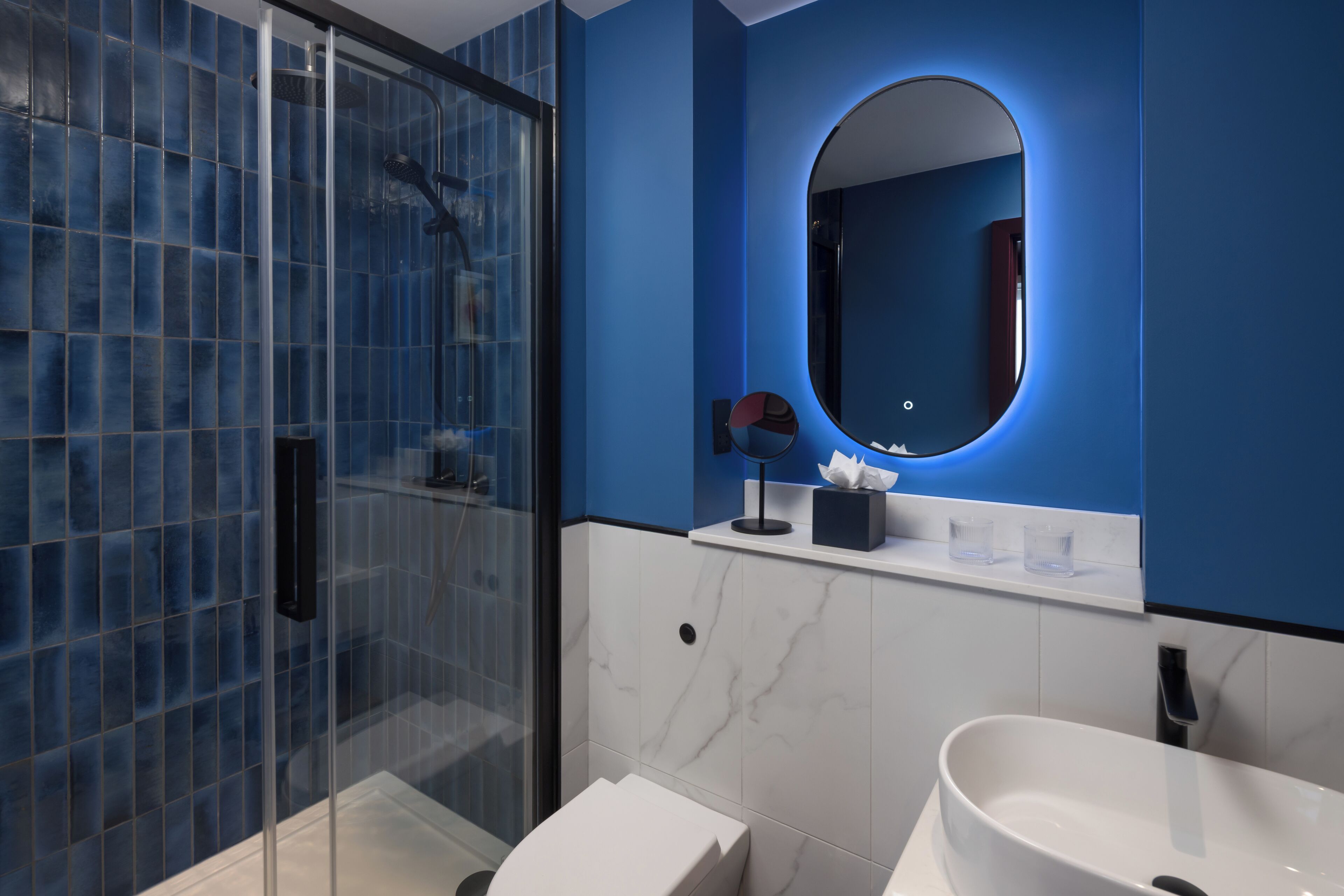 Doccia, asciugacapelli, accappatoio, pantofole