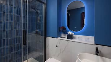 Doccia, asciugacapelli, accappatoio, pantofole