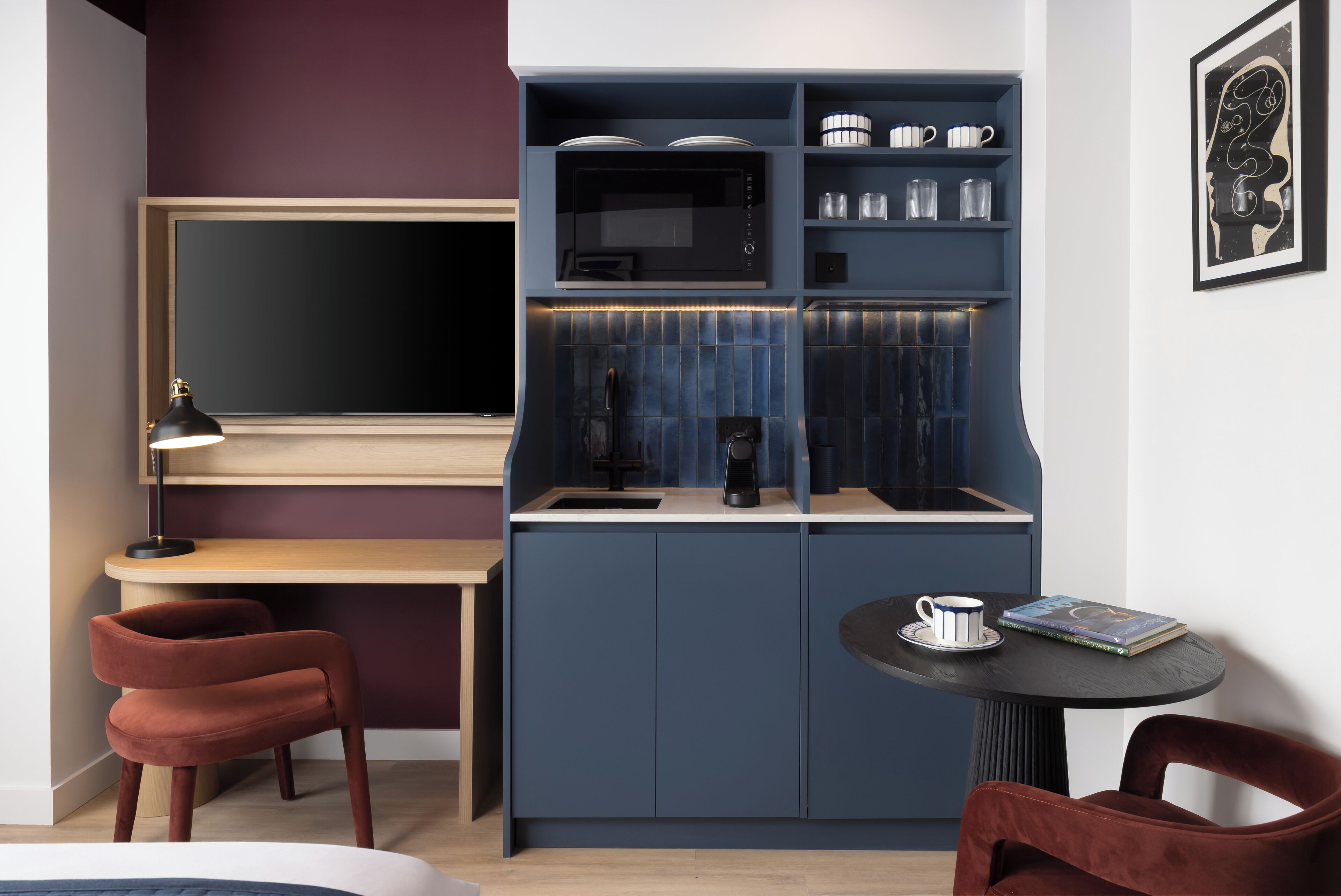 Een kluis op de kamer, een bureau, een laptopwerkplek