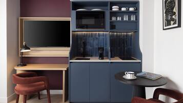 Kjøleskap, mikrobølgeovn, espressomaskin og kjøkkenutstyr