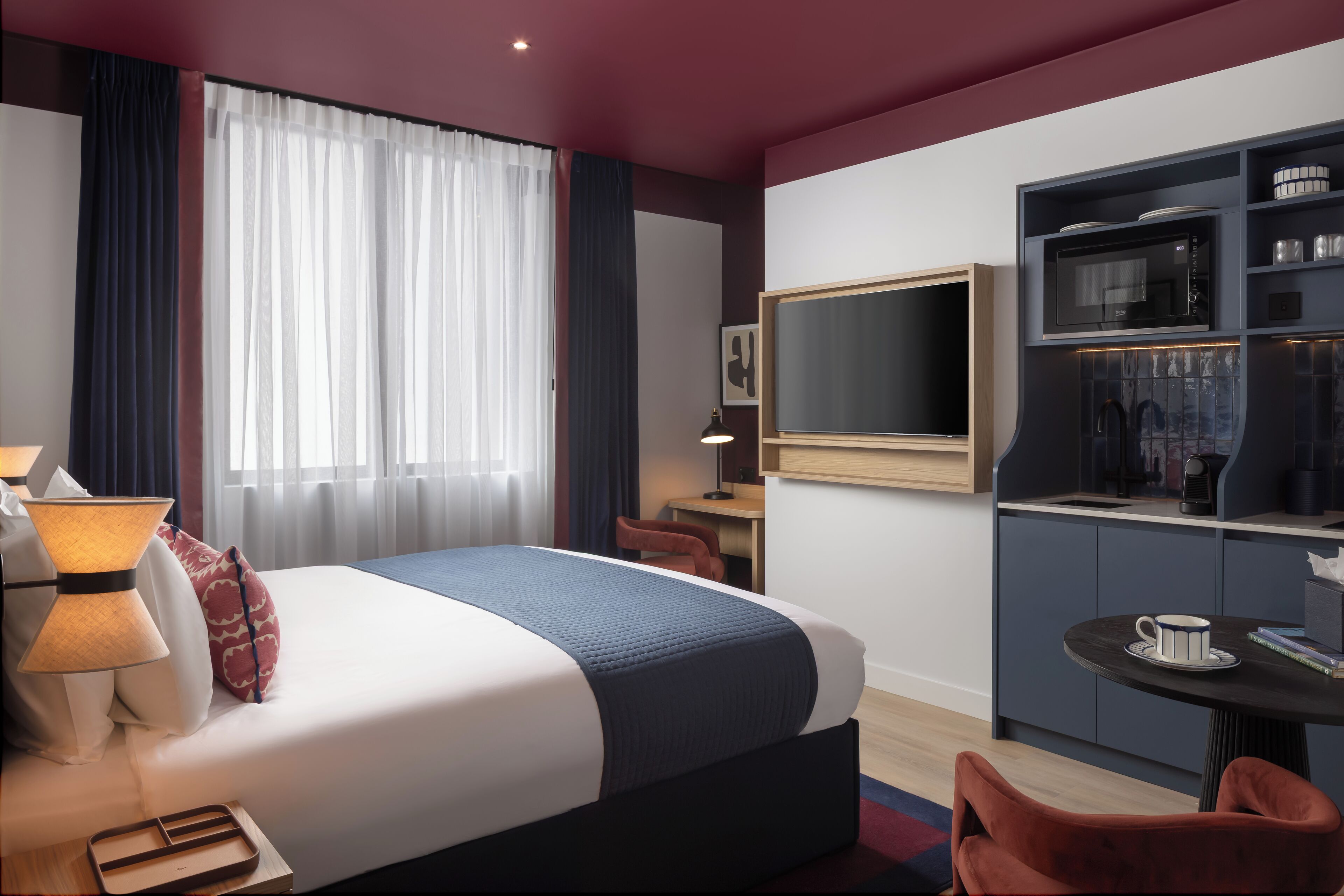 Caja de seguridad en la habitación y escritorio 