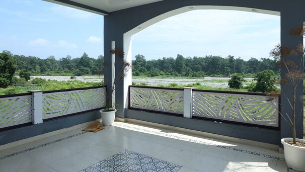 Un balcone con vista su un fiume e una foresta.