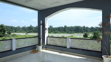Vista frontal de la propiedad