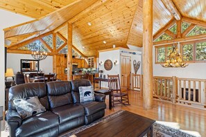 Smart TV, fireplace, computer monitors, printers - Alpenglow Lodge in Tahoe City (Tahoe City)