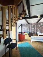 Decoración personalizada, muebles diferentes y cunas gratuitas 