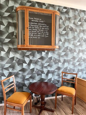 Decoración personalizada, muebles diferentes y cunas gratuitas
