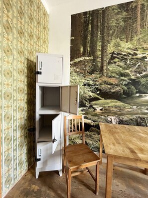Dormitorio compartido, dormitorio mixto | Decoración personalizada, muebles diferentes y cunas gratuitas 