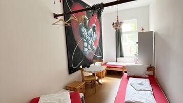 Habitación con 2 camas individuales | Decoración individual, mobiliario individual, cunas gratuitas