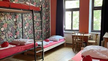 Bett im gemischten 4-Bett-Schlafsaal | Individuell dekoriert, individuell eingerichtet, kostenlose Babybetten