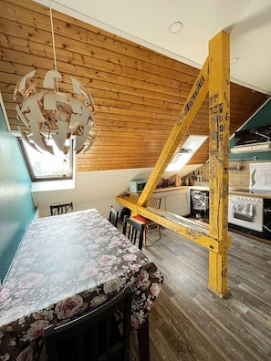 Appartement | Privékeuken | Een koelkast, een magnetron, een oven, een kookplaat