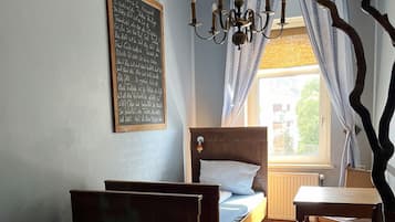 Chambre avec lits jumeaux | Décoration personnalisée, ameublement personnalisé, lits bébé (gratuits)