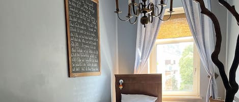 Twin Room | Individually decorated, individually furnished, free cribs/infant beds