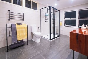 Douche, séchoir à cheveux, serviettes fournies, savon