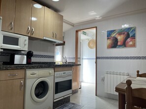 Frigorífico, microondas, horno y cafetera o tetera