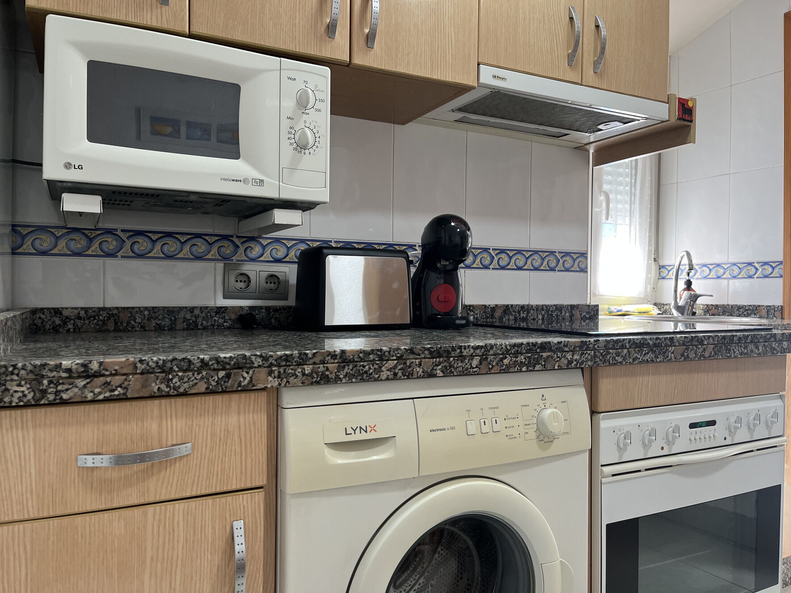 Frigorífic, microones, forn i cafetera i tetera 