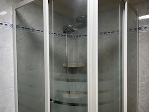 Shower, towels - Cozy Apartment in Cudillero (Cudillero)