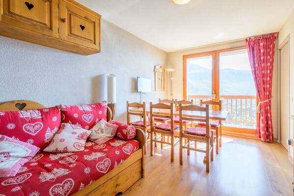 TV, DVD player, stereo - Apartment for 6 People in Saint François Longchamp (1650 m) (Saint-François-Longchamp)