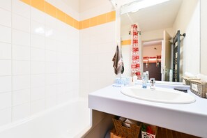 Shower, hair dryer - Apartment for 6 in Saint François Longchamp (1650 m) (Saint-François-Longchamp)
