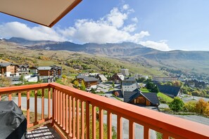 A balcony with a view of a village, mountains, and a clear sky. - Apartment for 6 in Saint François Longchamp (1650 m) (Saint-François-Longchamp)