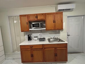 Mikrowelle, Wasserkocher mit Kaffee-/Teezubehör, Mixer