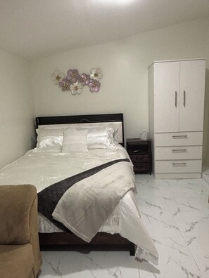 1 habitación, tabla de planchar con plancha, wifi gratis y ropa de cama 