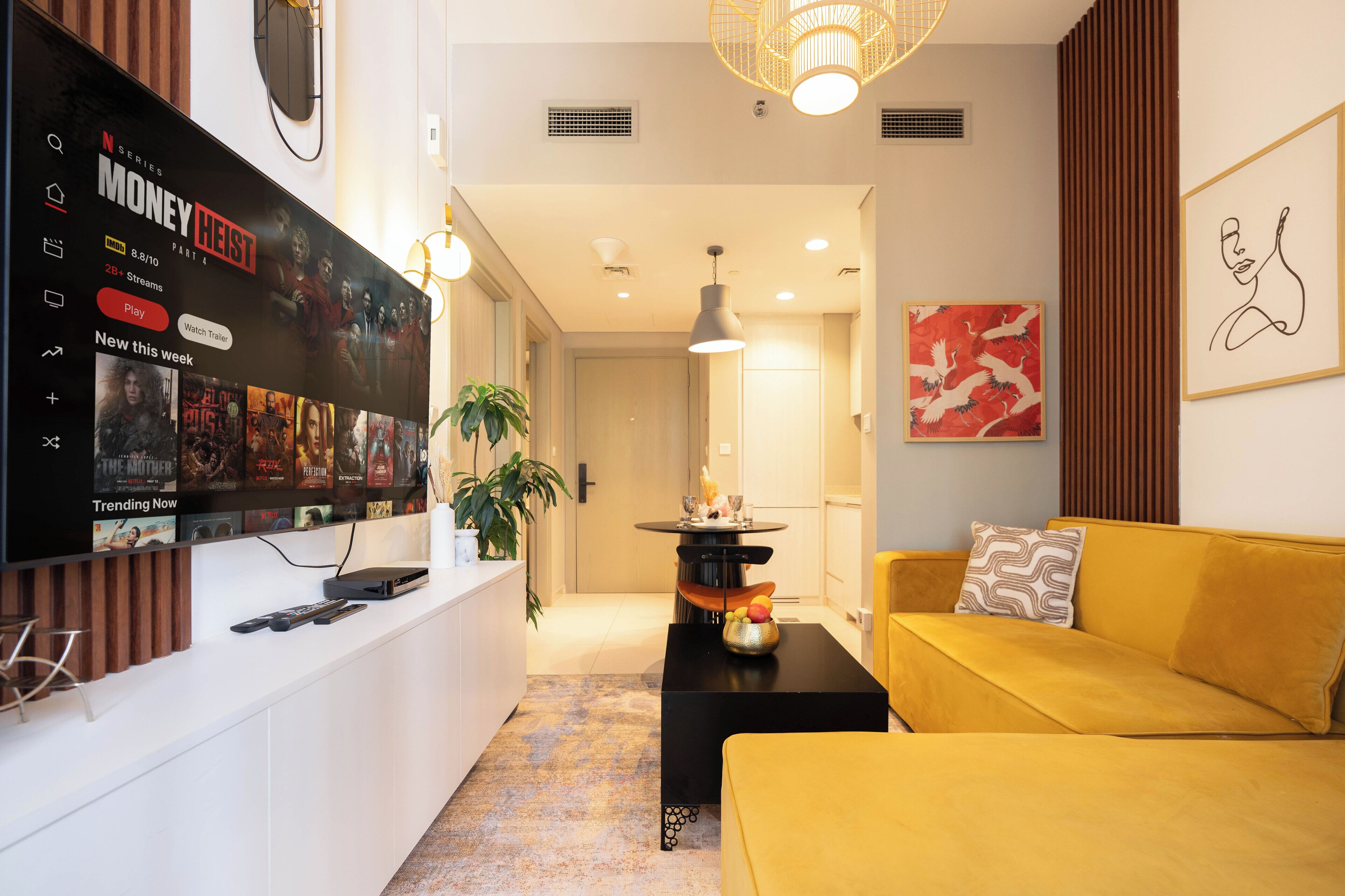 华丽公寓, 1 张特大床, 湖景 | 起居区 | 120-英寸智能电视（配备卫星频道）