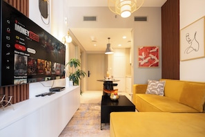 Deluxe Apartment, 1 King Bed, Lake View | Living area