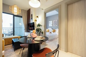 Deluxe Apartment, 1 King Bed, Lake View | In-room dining