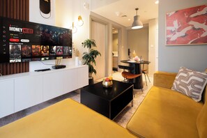 Appartement Deluxe, 1 très grand lit, vue sur le lac | Aire de séjour | Téléviseur connecté de 120 po avec télévision par satellite