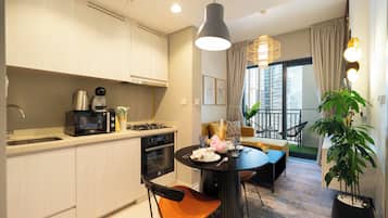 Deluxe Apartment, 1 King Bed, Lake View | In-room dining