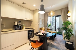 Deluxe Apartment, 1 King Bed, Lake View | In-room dining