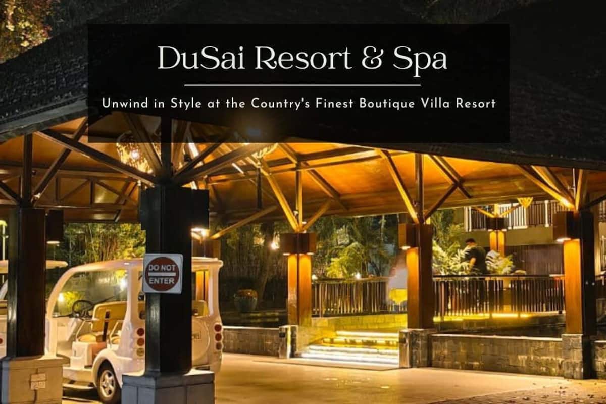 En väl upplyst entré till DuSai Resort & Spa, med ett överbyggt väntområde och en tydlig skylt som visar att man inte får gå in.