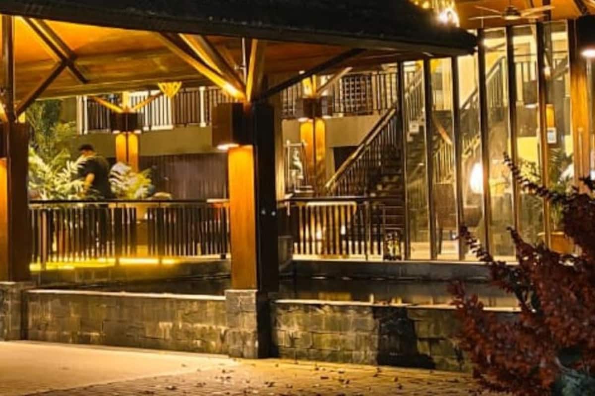 Une entrée bien éclairée du DuSai Resort & Spa, avec un espace d’attente abrité et un panneau indiquant clairement qu’il est interdit d’y entrer.