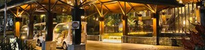 Une entrée bien éclairée du DuSai Resort & Spa, avec un espace d’attente abrité et un panneau indiquant clairement qu’il est interdit d’y entrer.