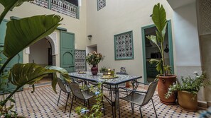 تناول الطعام بالخارج