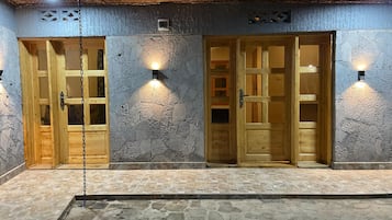 Tvåbäddsrum - balkong - utsikt mot trädgården | Värdeförvaringsskåp på rummet, skrivbord och arbetsyta för laptop