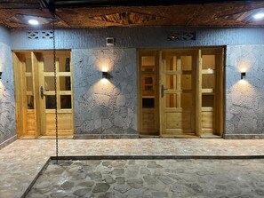 Tvåbäddsrum - balkong - utsikt mot trädgården | Värdeförvaringsskåp på rummet, skrivbord och arbetsyta för laptop