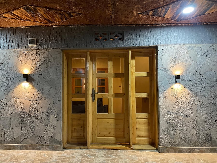 Kahden hengen deluxe-huone, parveke, vuoristonäköala | Tallelokero huoneessa, työpöytä