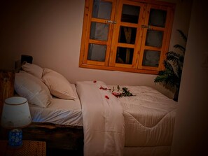 Familjerum - utsikt mot trädgården | Värdeförvaringsskåp på rummet, skrivbord och arbetsyta för laptop