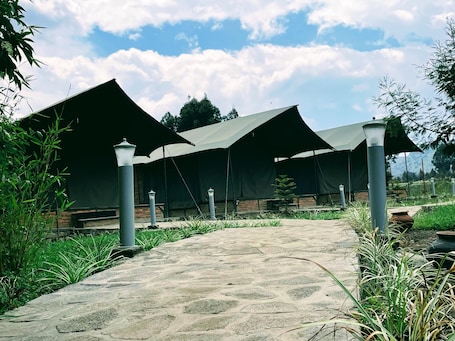 Telt - balkon - bjergudsigt | Pengeskab på værelset, skrivebord, arbejdsområde til bærbare computere