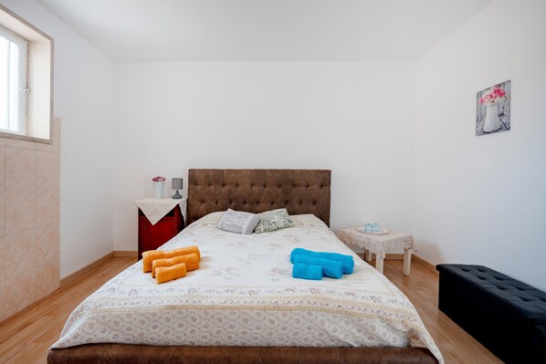 1 bedroom, WiFi, bed sheets