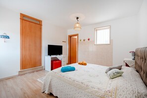 1 bedroom, WiFi, bed sheets