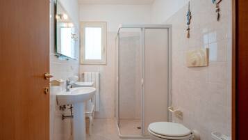 Douche, sĂšche-cheveux, serviettes fournies