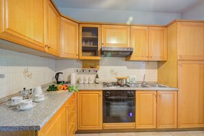 Refrigerador, horno, parrilla de estufa y cafetera y tetera 