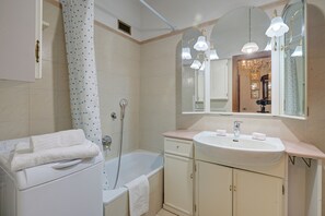 Familienapartment, Mehrere Schlafzimmer, 2 Bäder (Lake Garda Home) | Badezimmer | Duschwanne, Bidet, Handtücher, Seife
