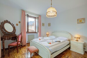 Familienapartment, Mehrere Schlafzimmer, 2 Bäder (Lake Garda Home) | 3 Schlafzimmer, kostenloses WLAN, Bettwäsche